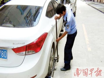 交警進(jìn)小區(qū)拖車引質(zhì)疑 小區(qū)亂停車交警也管